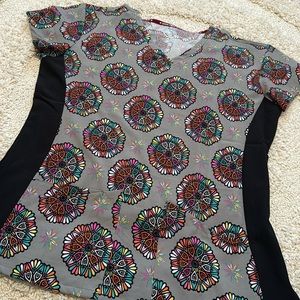 Women’s Patterned Scrub Top **LIKE NEW**